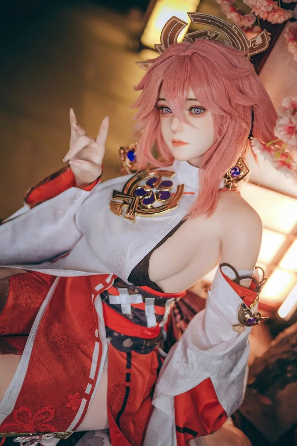  Yae Miko Genshin Impact cosplay sex doll, pink hair, sensual miko outfit, tatami room red cup – anime cosplay lifesize doll by TopLoveDoll,  red bell anklet, wooden geta sandals, Genshin Impact sex doll, sitting on the stairs, legs crossed, holding a J-style red cup, high-angle bust shot, purple eyes, doing the love gesture