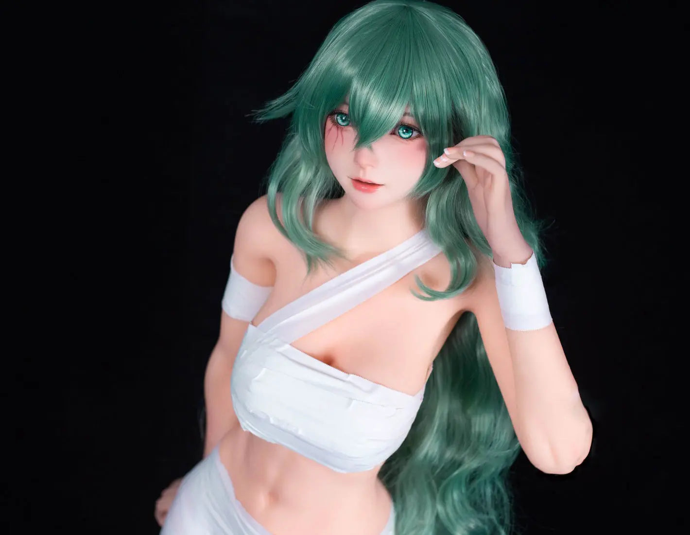 Alayah, green long wavy hair, white crop top, white shorts, dark studio lighting, Takatsuki Sen Eto Tokyo Ghoul, half-human half-ghoul, standing on a red carpet, with a steel doll stand held between the thighs, one red & black ghoul eye, one green human eye, bust shot – anime cosplay fantasy sex doll by TopLoveDoll