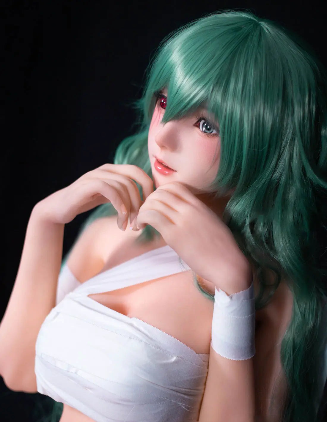 Alayah, green long wavy hair, white crop top, white shorts, dark studio lighting, Takatsuki Sen Eto Tokyo Ghoul, half-human half-ghoul, standing on a red carpet, with a steel doll stand held between the thighs, one red & black ghoul eye, one green human eye, doing the heart gesture – anime cosplay fantasy sex doll by TopLoveDoll