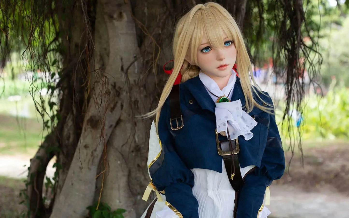 Aliana, golden straight long hair, blue eyes, navy Auto Memory Doll uniform, white apron, black leather boots, outdoor, green trees, standing under a huge tree with a lot of vines and green leaves, brown gloves, holding a brown leather suitcase, eye-level shot, front side view – Violet Evergarden cosplay anime sex doll by TopLoveDoll