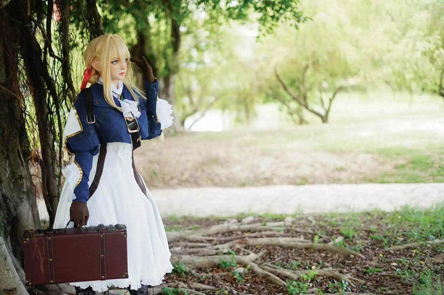Aliana, golden straight long hair, blue eyes, navy Auto Memory Doll uniform, white apron, black leather boots, outdoor, standing under a huge tree with a lot of vines and green leaves, brown gloves, holding a brown leather suitcase, eye-level shot ,bust shot, side view, look away – Violet Evergarden cosplay anime sex doll by TopLoveDoll