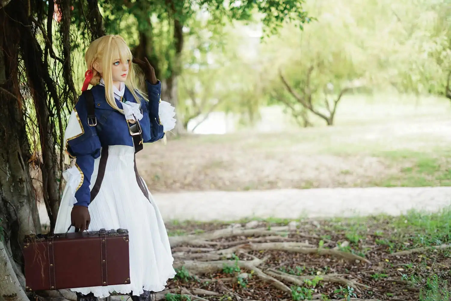 Aliana, golden straight long hair, blue eyes, navy Auto Memory Doll uniform, white apron, black leather boots, outdoor, standing under a huge tree with a lot of vines and green leaves, brown gloves, holding a brown leather suitcase, eye-level shot ,bust shot, side view, look away – Violet Evergarden cosplay anime sex doll by TopLoveDoll