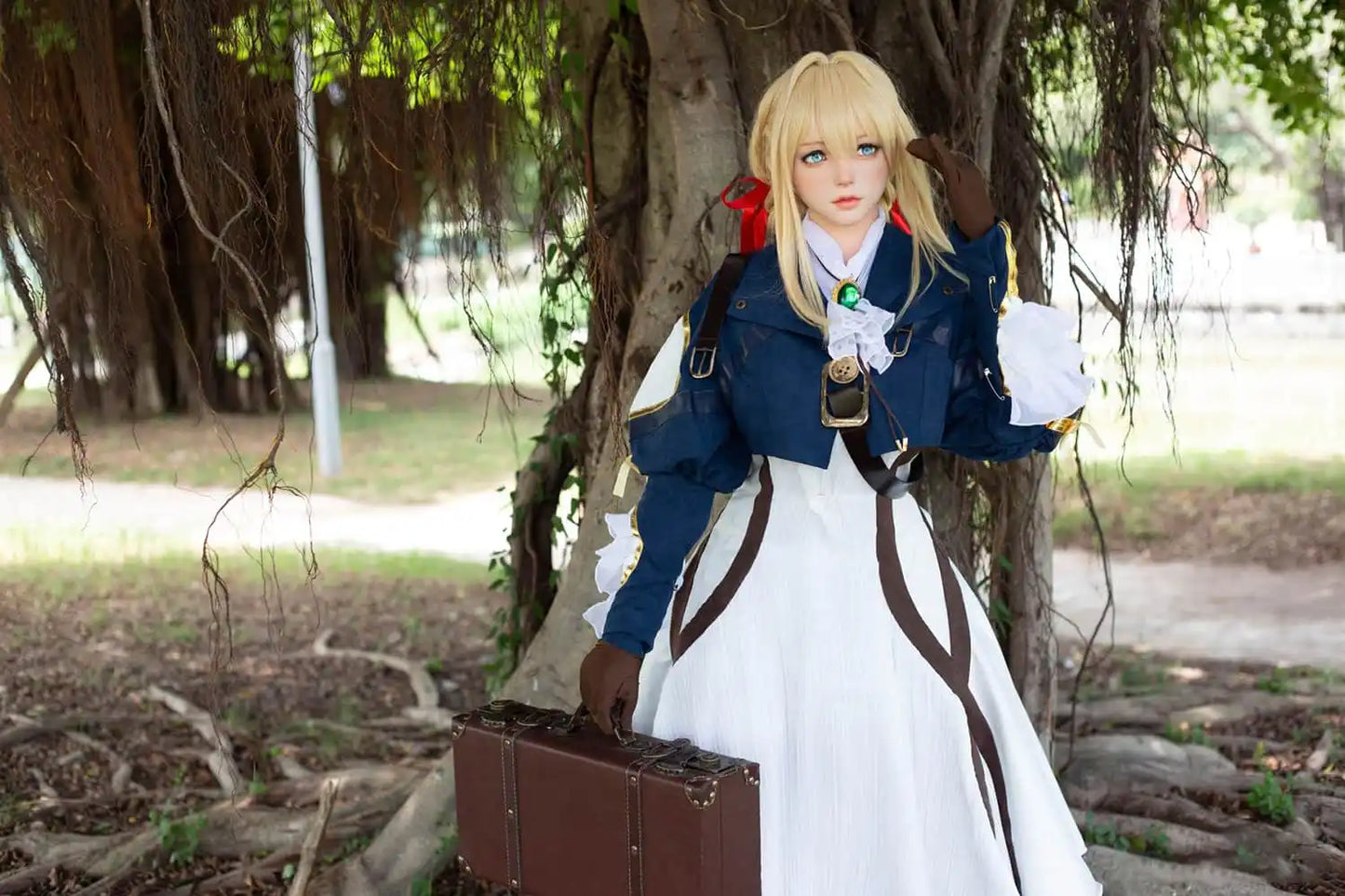 Aliana, golden straight long hair, blue eyes, navy Auto Memory Doll uniform, white apron, black leather boots, outdoor, standing under a huge tree with a lot of vines and green leaves, brown gloves, holding a brown leather suitcase, eye-level shot ,bust shot, front view, look away, doing the salute gesture – Violet Evergarden cosplay anime sex doll by TopLoveDoll