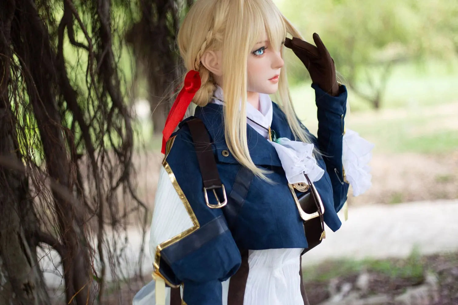 Aliana, golden straight long hair, blue eyes, navy Auto Memory Doll uniform, white apron, black leather boots, outdoor, standing under a huge tree with a lot of vines and green leaves, brown gloves, holding a brown leather suitcase, eye-level shot ,bust shot, side view, look away, doing the salute gesture, horizontal profile – Violet Evergarden cosplay anime sex doll by TopLoveDoll