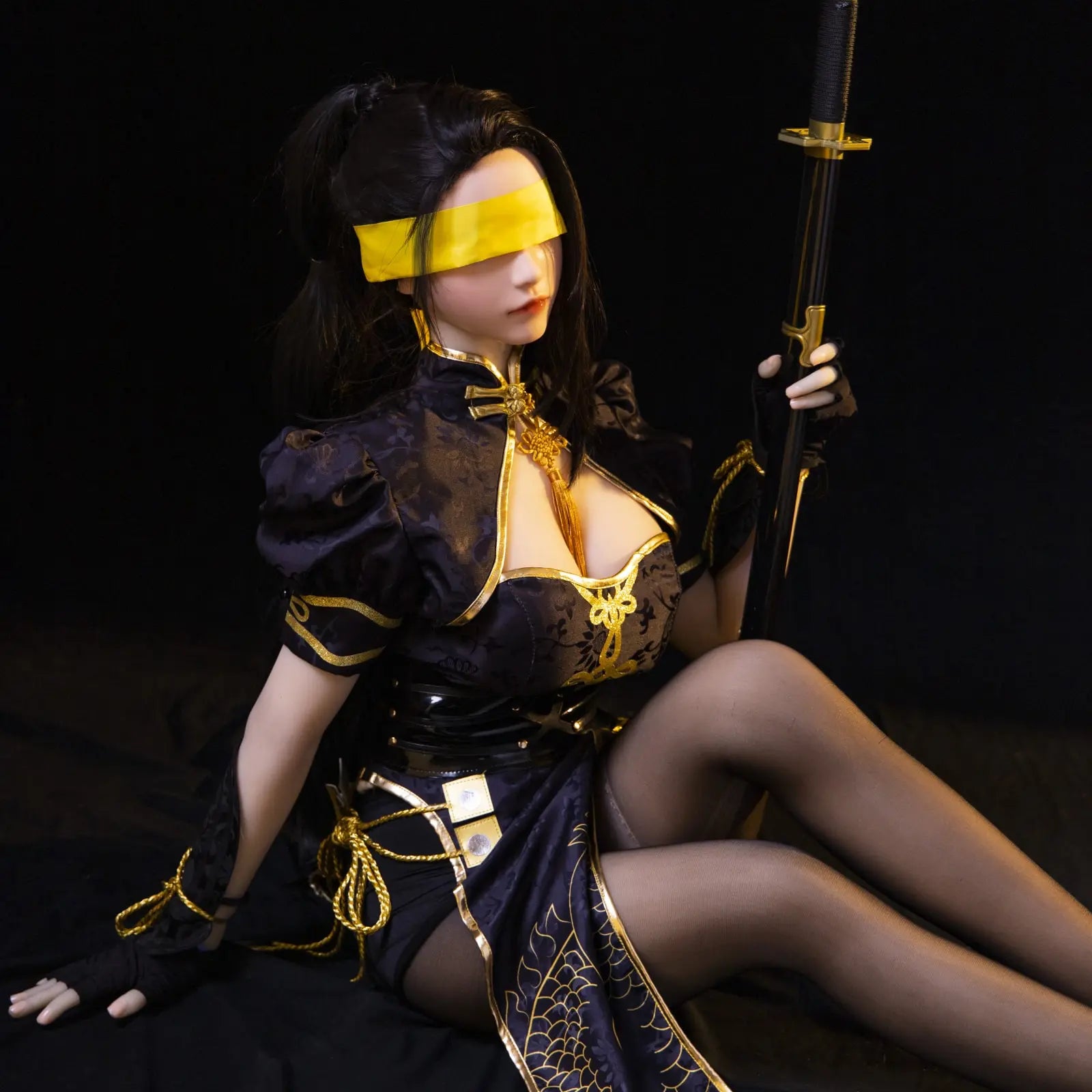 Hongye - black gold armor hourglass figure, torn black stockings, katana, J-style samurai knife, sitting on the floor, holding the knife – Viper Ning Naraka cosplay sex doll by TopLoveDoll