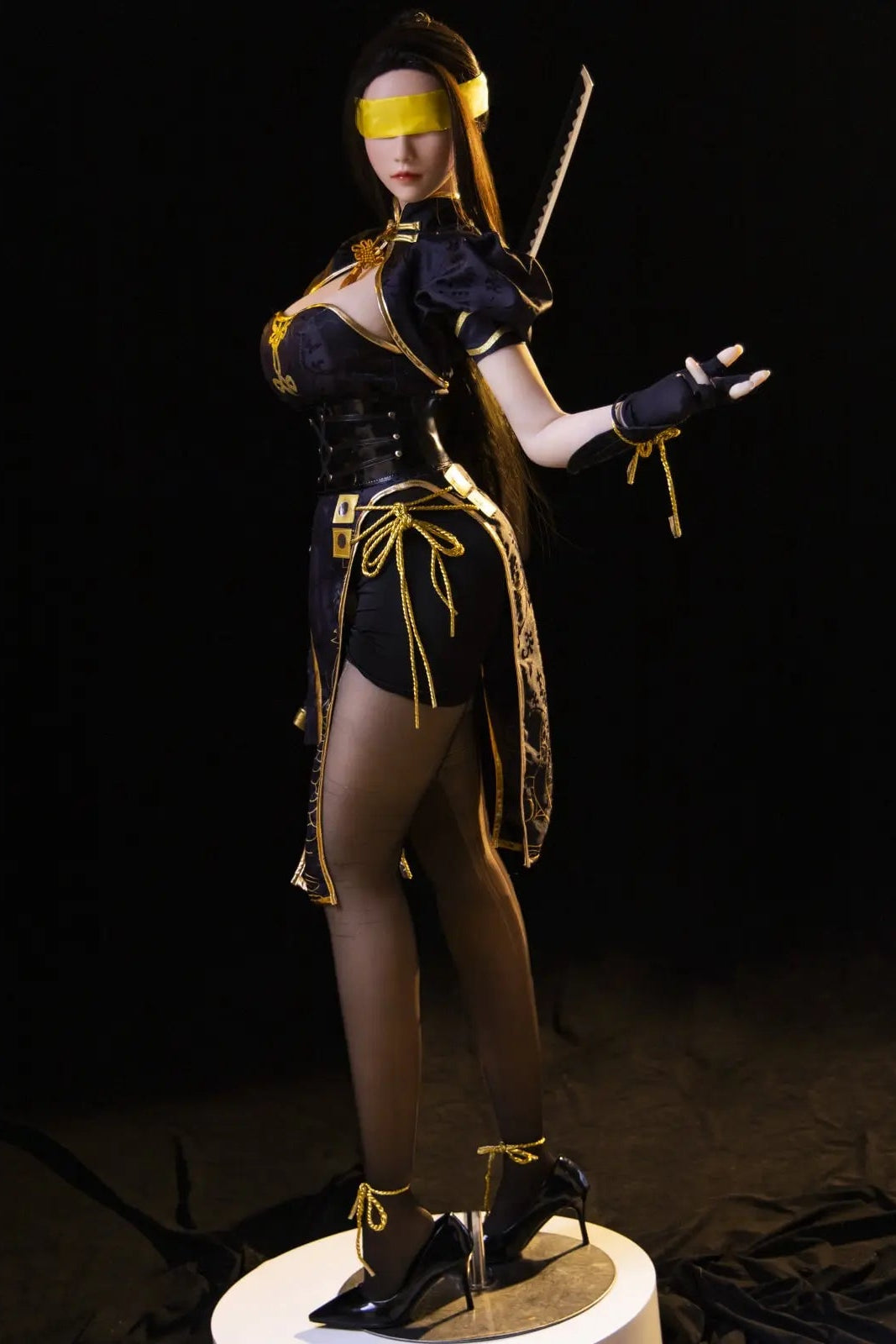 Hongye - black gold armor hourglass figure, torn black stockings, katana, J-style samurai knife, standing on a white object – Viper Ning Naraka cosplay sex doll by TopLoveDoll